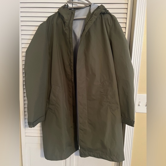 Water -Repellent Windbreaker - Picture 2 of 3